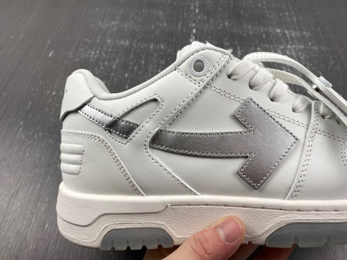 OFF-WHITE SNEAKER