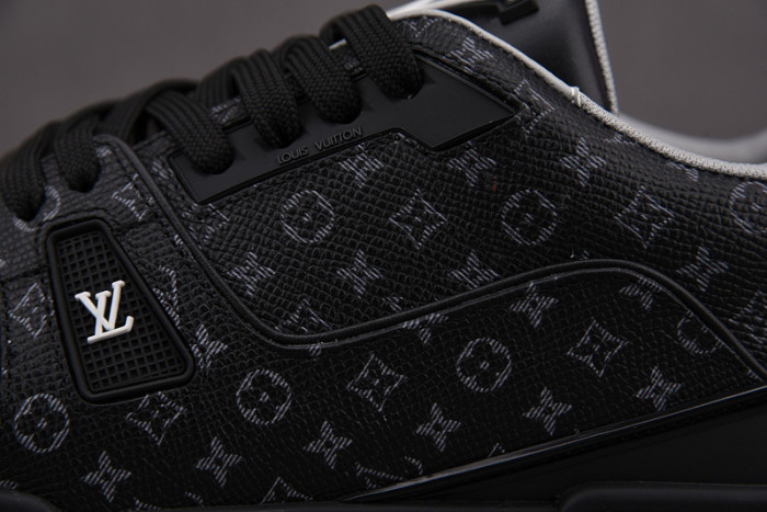 LV TRAINER SNEAKER LOW