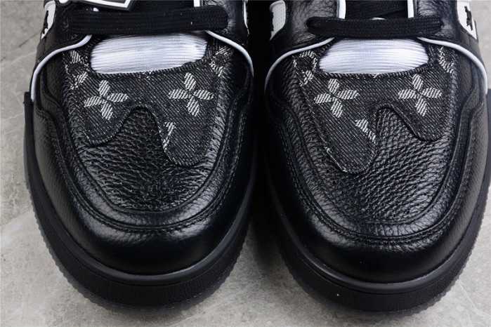 LV TRAINER SNEAKER LOW